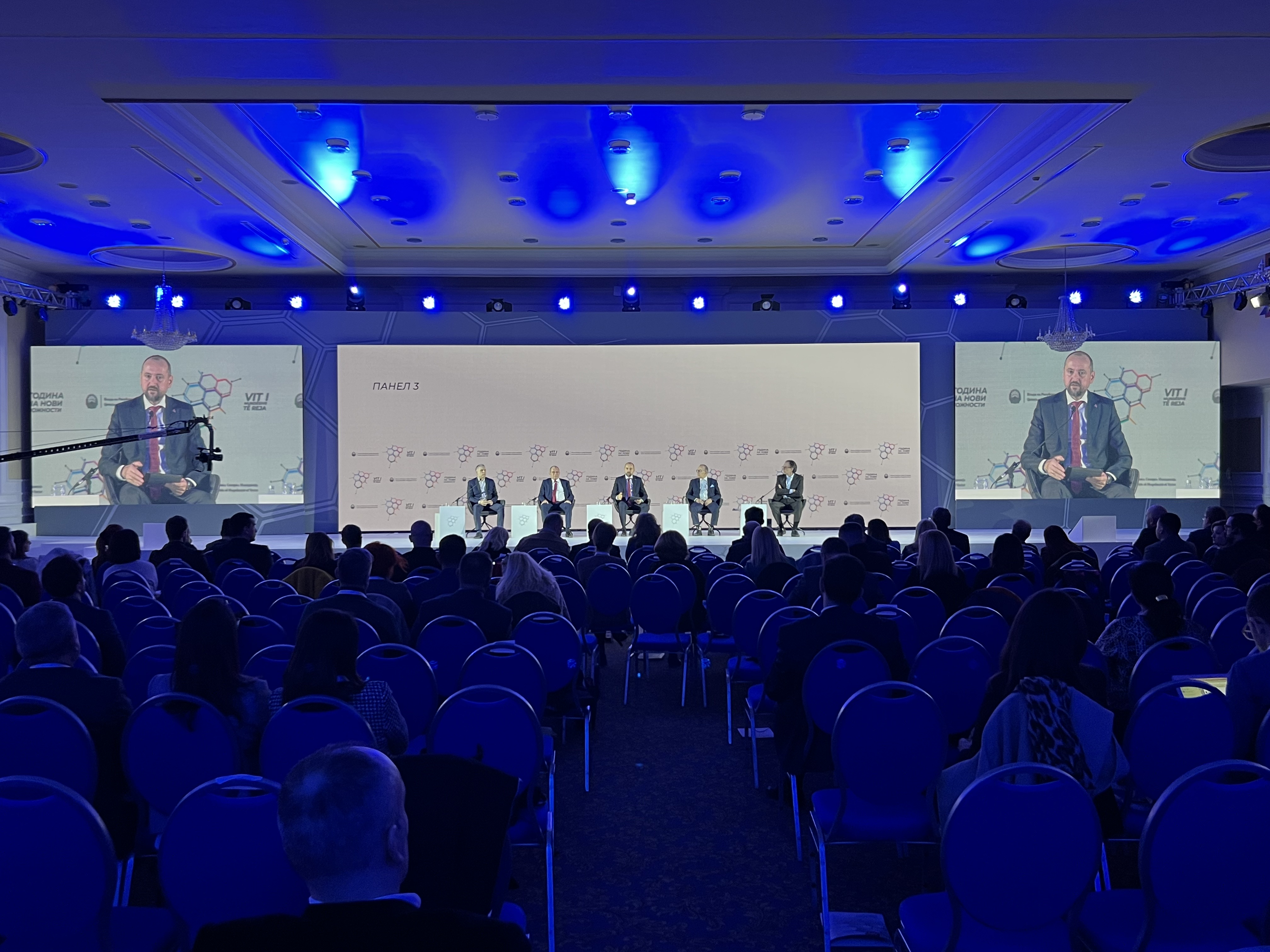 Multi-screen conference production with camera jib and IMAG